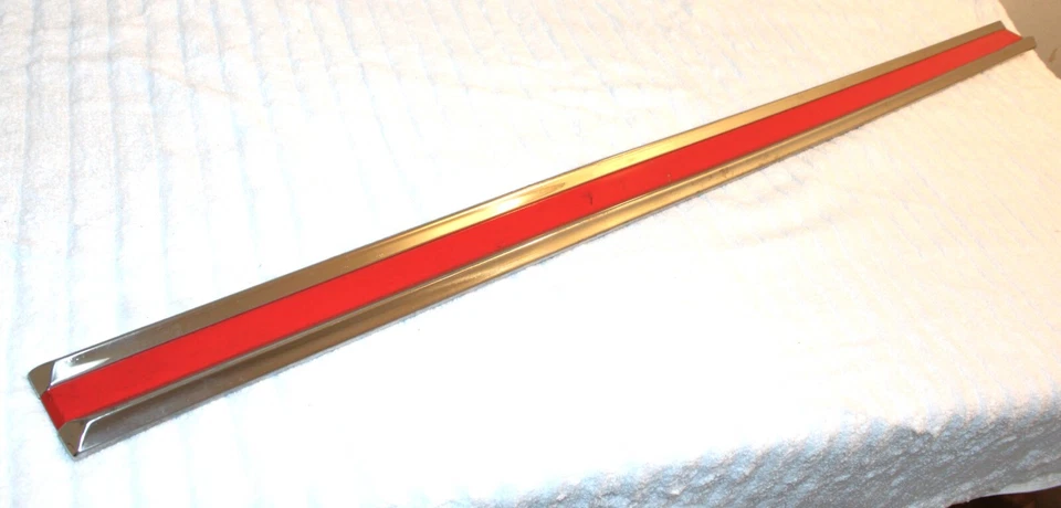 Ford Fairlane 500 1964 cupé deportivo techo rígido 2P nuevo de lote rojo puerta izquierda moldura exterior Foto 4 de 4