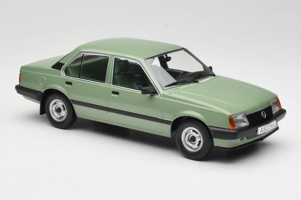 MCG18458 Opel Ascona C Metallic Light Green MCG 1/18 - Immagine 4 di 4