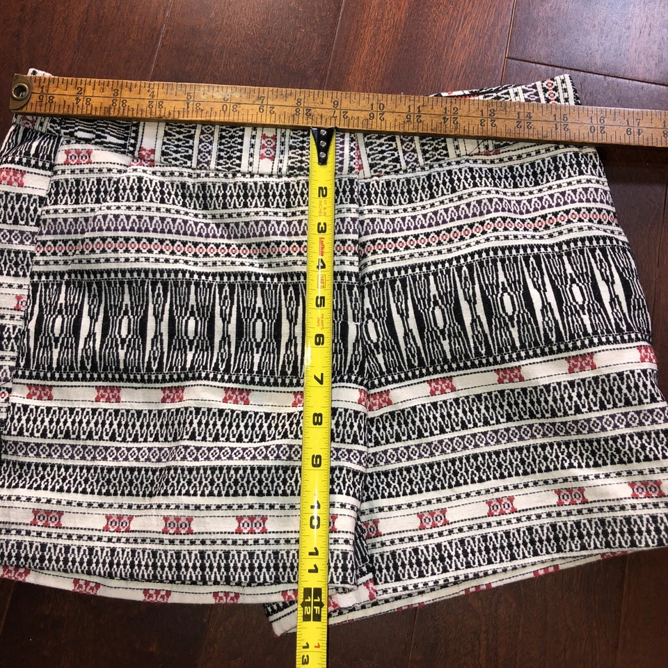DALIA  Tribal/Abstract Print Shorts Color(s) White Black  Textured/Medium Sz 6 - Image 2 of 4