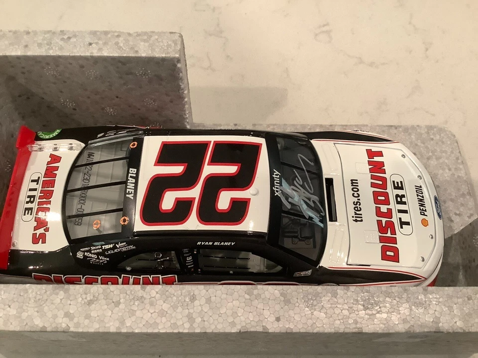 Ford Mustang 2016 autografiado por Ryan Blaney neumático de descuento fundido a presión y tarjeta Foto 4 de 4