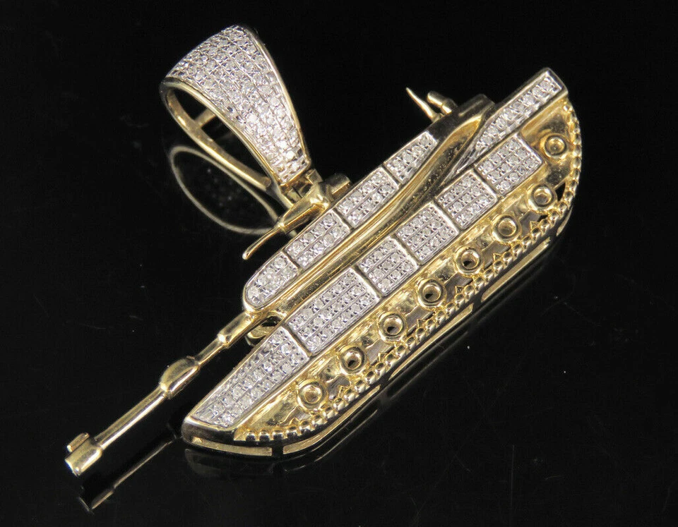 Pingente tanque militar masculino moissanita corte redondo folheado a ouro amarelo 14K 0,60 CT - Imagem 2 de 4