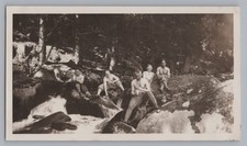 Schierke 5 Männer mit freiem Oberkörper posieren auf Felsen im Bachlauf Foto