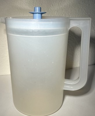 Tupperware 2 Quart Pitcher #1676-4 Clear Blue Push Button Lid 1/2 Gallon Vintage