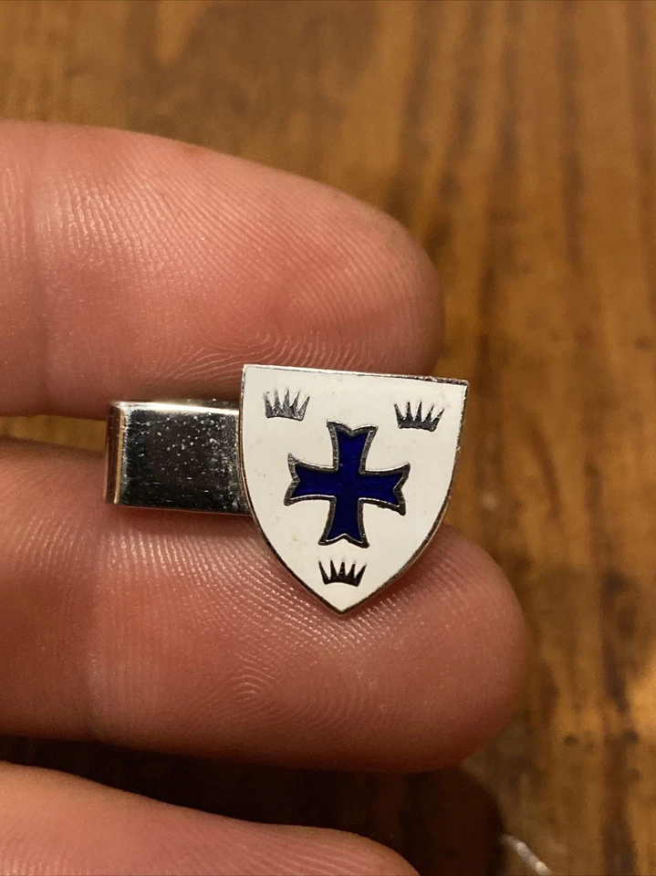 De Colección Hickok EE. UU. Clip de Corbata Dorado Cruz Malta Triple 3 Coronas Blanco Forma de Escudo Foto 2 de 4