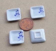 4 Ceramic Plates 2cm Square Tumdee 1:12 Scale Dolls House Food Accessory W28f