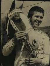 Press Photo Rancher and showman Don Weisen Poses with Horse - sax13819