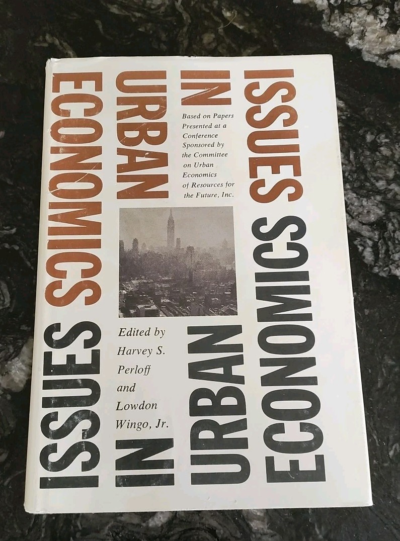 洋書 Issues in Contemporary Economics 71qwXGmwczL._UF350,350_QL50_.jpg