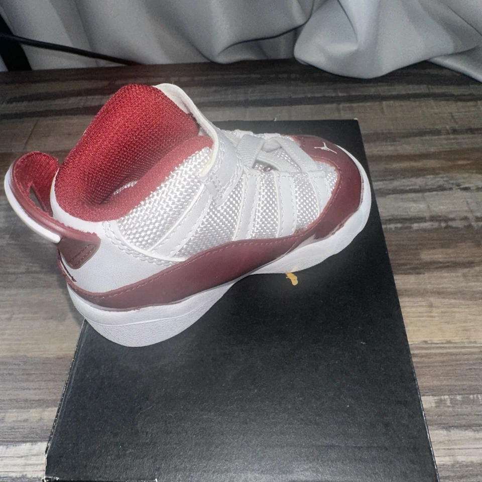 Jordan Seis Anillos Talla 4C Rojo y Blanco Niños Zapatos Nuevos con Caja Nunca Usados Foto 3 de 4