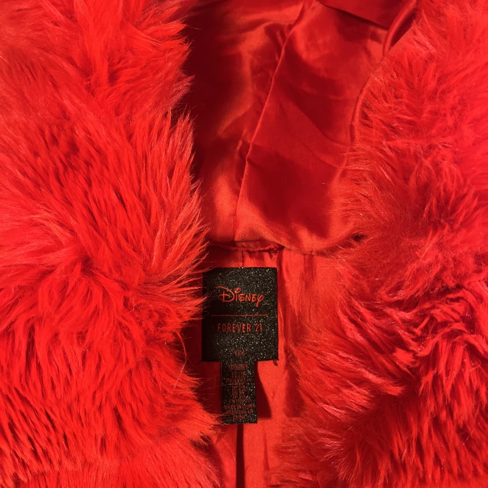 Chaqueta acolchada Forever 21 x Disney Mickey Mouse de piel sintética recortada roja con capucha pequeña Foto 2 de 4