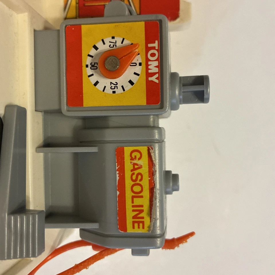 TOMY Pocket Vintage Car World Pit Stop - Juego de accesorios para coche en miniatura Foto 3 de 4