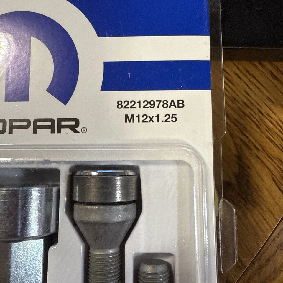 NUEVO Kit de bloqueo de rueda genuino OEM Mopar 82212978AB Jeep Dodge Chrysler Foto 2 de 4