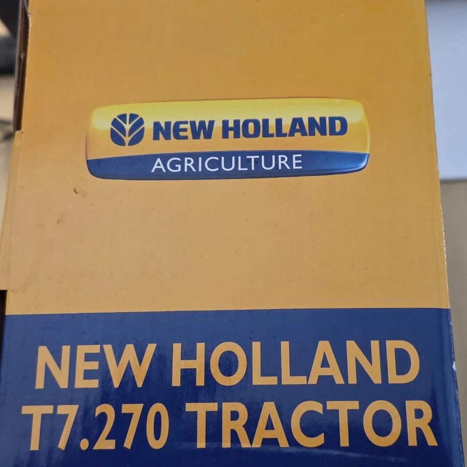 New Holland T7.270 Farm Tractor 4WD 1:32 Scale Plastic Model by New Ray-NIB - Image 2 of 4