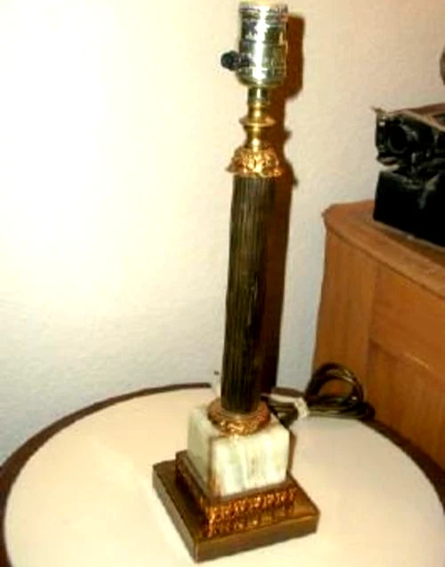 Lámpara de Escritorio Vintage Neoclásica Latón Mármol Ormolu Vástago Acanalado Mediados de Siglo Foto 3 de 3