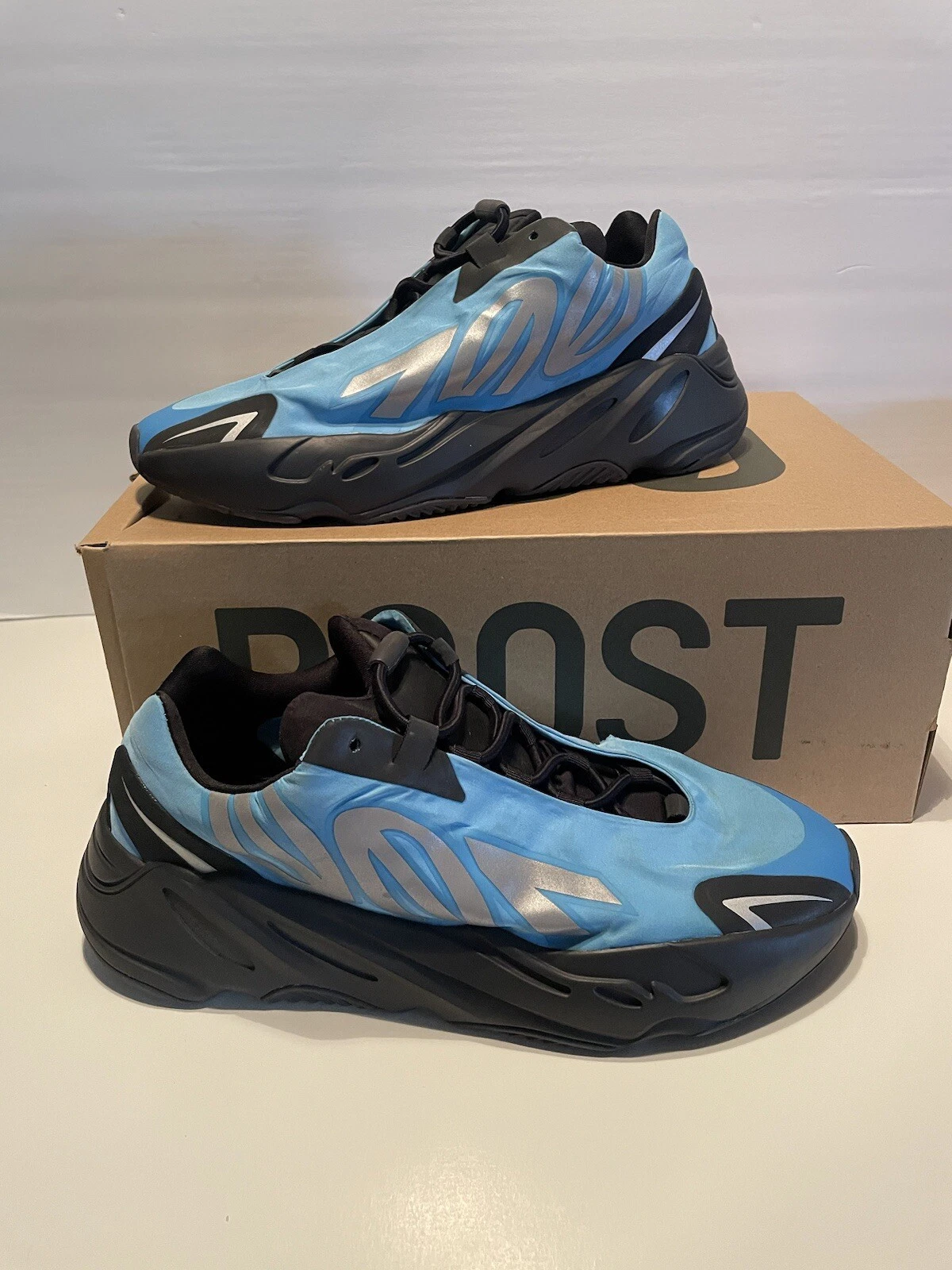 Yeezy Boost 700 MNVN 'Bright Cyan' Uomo Taglia 9 5