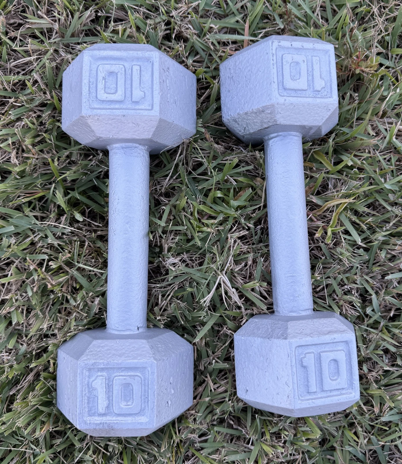 PAIR OF 2 SILVER CAP 10 POUND HEX CAST IRON DUMBELLS