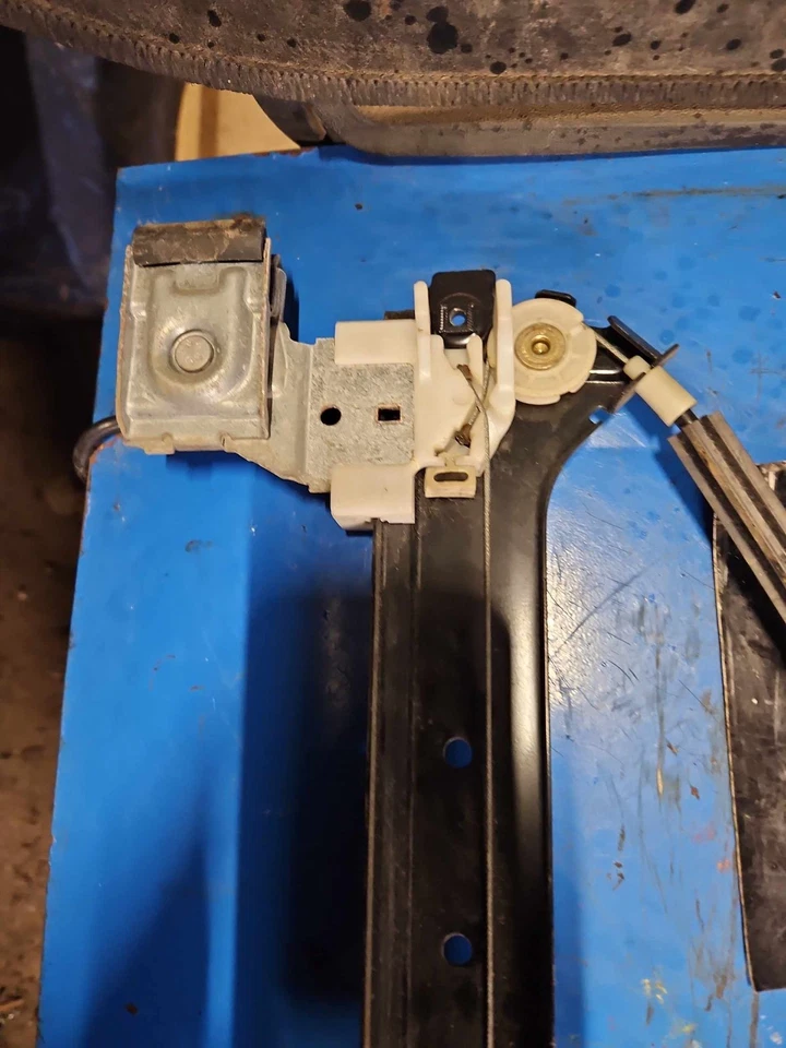 01-07 CHEVY SILVERADO 1500 Right Side Rear Regulator W/Motor Rider Side Rh OEM Foto 4 de 4