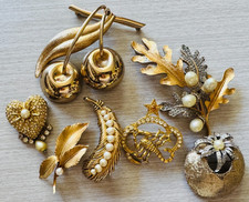 VTG Brooch Lot 7pc Estate Costume Jewelry Gold Tone Trifari, BB, Napier, Hobe