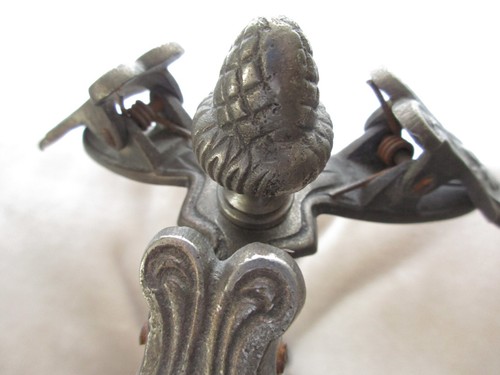 Vintage Victorian Metal Floral/Scroll 3-Spring Clip Glove Note Card Holder Stand - Picture 4 of 9