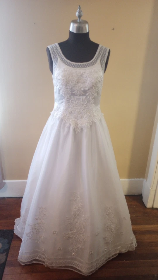 Vintage wedding dress Women size 12 White Beaded Top Ball Gown Veil Included - Image 2 of 4