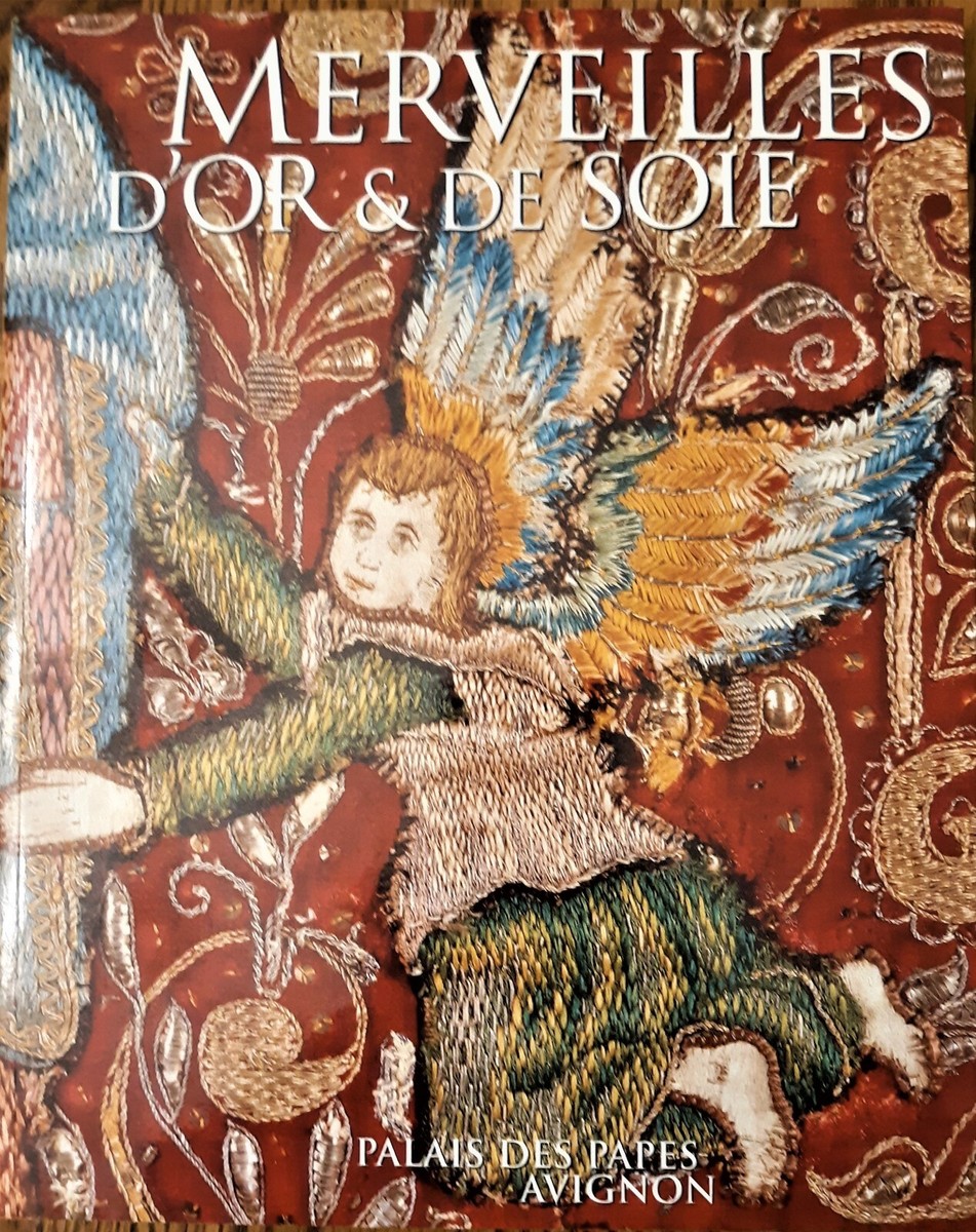 洋書 MERVEILLES D&#39;OR ET DE SOIE: TRESORS TEXTILES DE NOTRE-DAME DES DOMS DU XVIE AU XIXE SIECLE. MERVEILLES D'OR & DE SOIE: TRESORS TEXTILES DE NOTRE-DAME