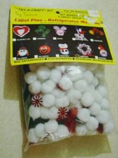 Vintage Merri Mac Craft Kit - 12 CHRISTMAS WREATHS Lapel Pins or Magnets Felt