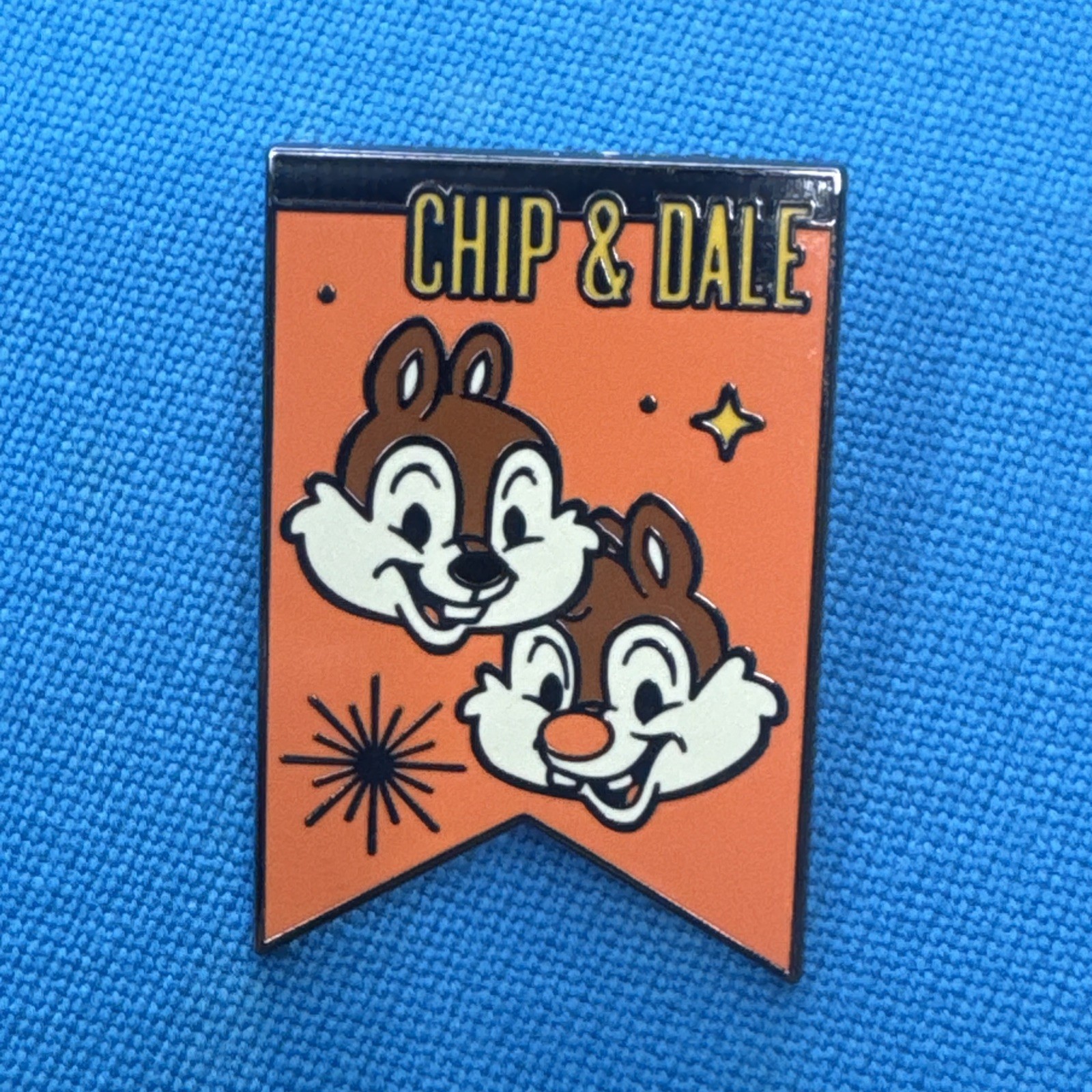 Chip and Dale - Banner - Mickey and Friends - Starter Disney Pin F1