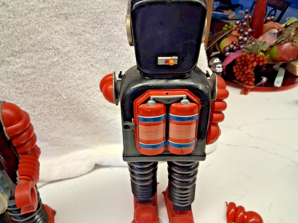 Dos robots de ruedas/engranajes altos ambos funcionan y tienen piezas intercambiables Foto 3 de 4