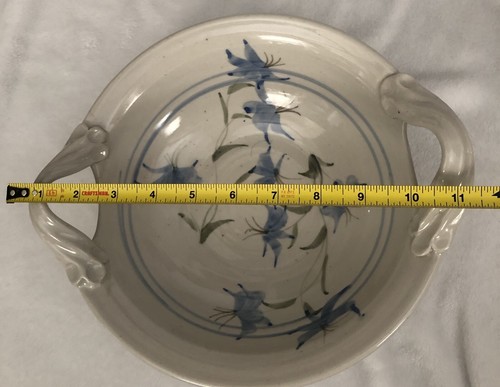 Lg Studiokeramik Servierschale mit Griffen blau cremeweiß Blumen signiert Korn 91 - Bild 6 von 11