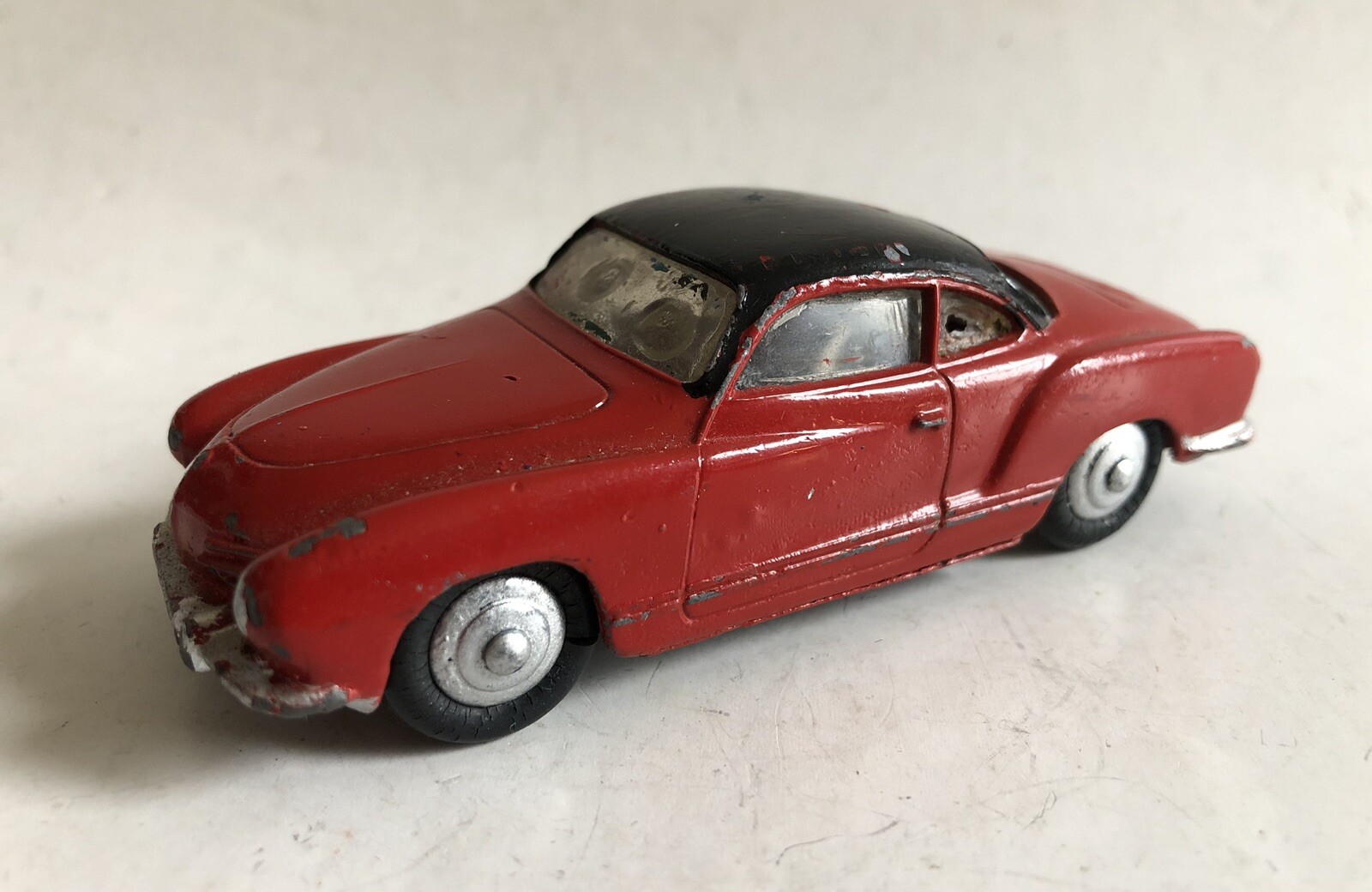 1:43 ATLAS DINKY Toys 24M Volkswagen Karmann-Ghia (avec glaces) EUR 4,90 - PicClick FR