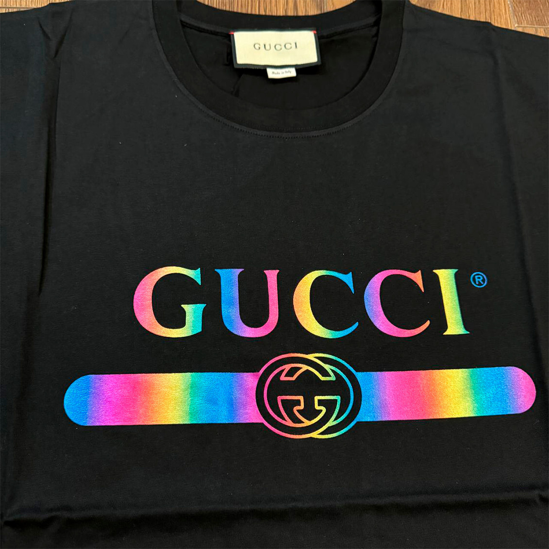 GUCCI ペイントロゴTシャツ Gucci Menswear Khaki Over-Sized T-Shirt with Red Mask Logo