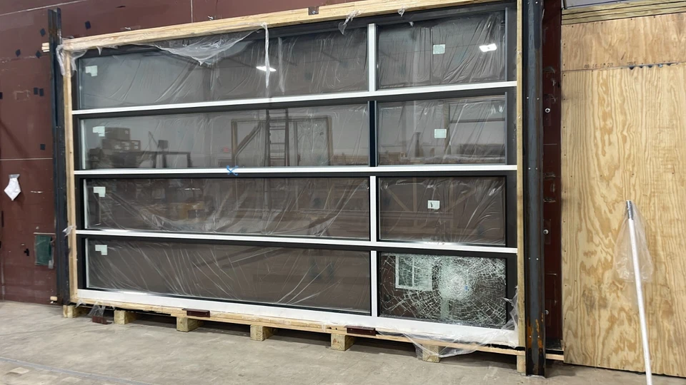 Puerta de garaje de vidrio con clasificación de impacto Foto 3 de 3