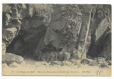 CPA '' LA POINTE DU RAZ - Baie des Trépassés, la Grotte aux Graviers