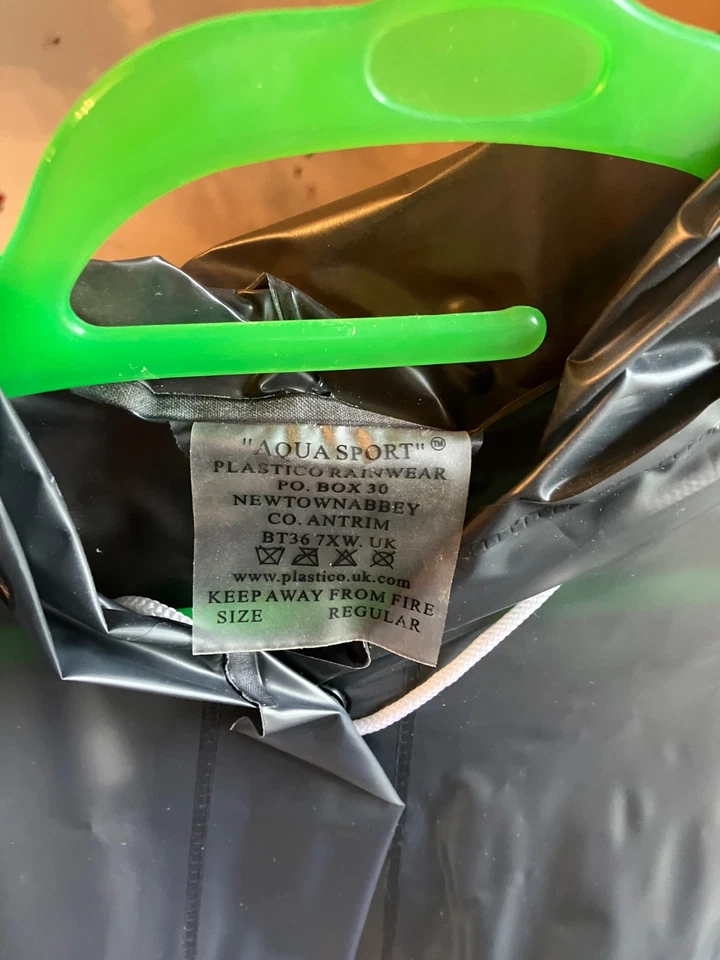 PVC VINYL PLASTIC  CHRISTMAS MACS x 2 NEW STORED VINTAGE AS DETAILED  TWO MACS - Image 4 of 4