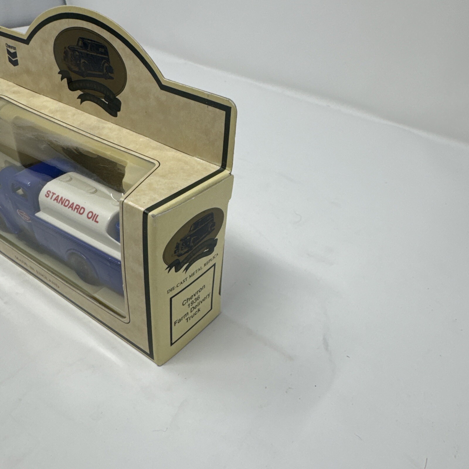 Lledo chevron 1936 Farm Delivery Truck Standard Oil Die Cast England New In Box