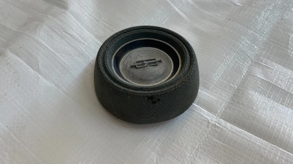 Oldsmobile Cutlass 1968 tapa de bocina cromo volante botón placa de identificación interior Foto 3 de 4