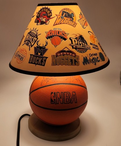 Signierte handsignierte Vintage NBA Spalding Lampe mit Team Logo Schirm, in sehr gutem Zustand - Bild 3 von 7