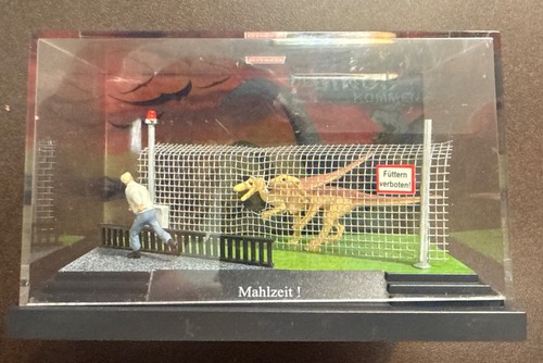 Busch HO Action Set # 7636 Dinosaurios persiguiendo al hombre a través de la cerca 1:87 ¡Comida! | Zustand: New
