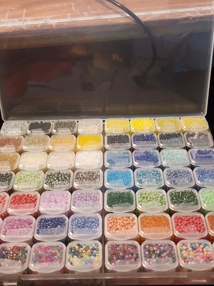 EN VENTA - ENORME LOTE - BANDEJA COMPLETA 56 CELDAS - CUENTAS SEMILLAS 2mm - 56 Colores Aleatorios ¡EN VENTA! Foto 2 de 4