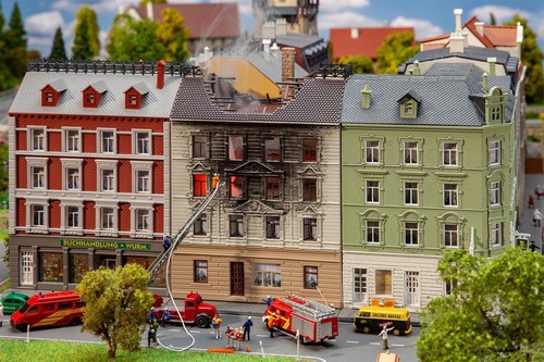N Scale Buildings - 232326 - Dwelling house on fire - Kit