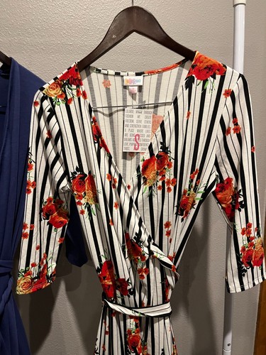 LOT of 2 NWT Women's LULAROE Michelle Wrap Floral & Solid Dress Size S - Picture 3 of 4