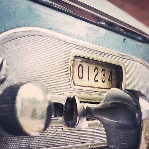 Revere DeLuxe Classic Blue Sewing Machine With Case - Picture 3 of 22