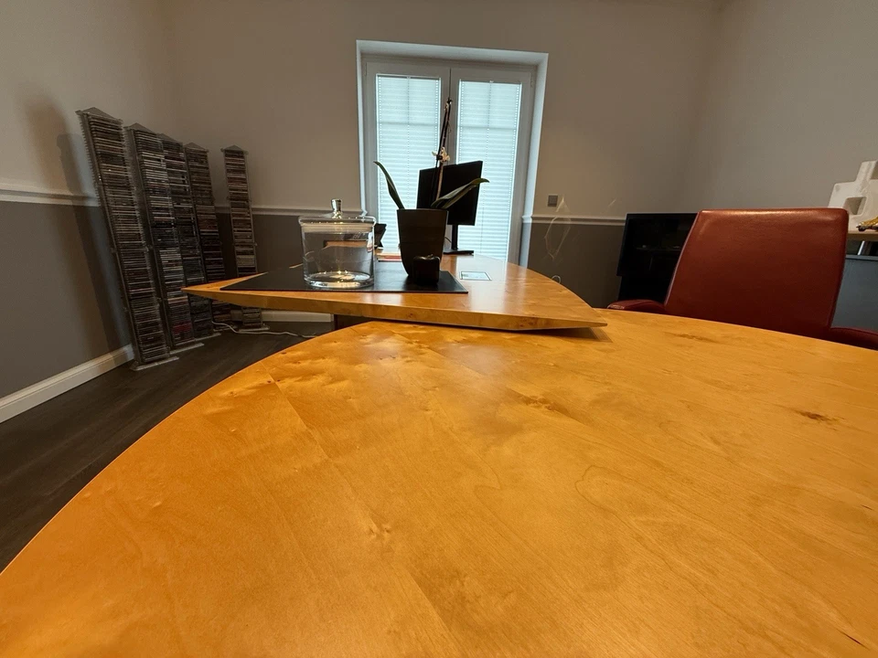Büromöbel, sehr hochwertig, Schreibtisch, Besucherstühle und Anrichte - Bild 2 von 4