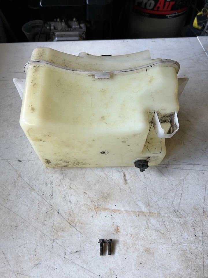 Tanque de combustible para tractor de césped Poulan modelo pxt175g42 con pernos de montaje y tapa de gas  Foto 3 de 4