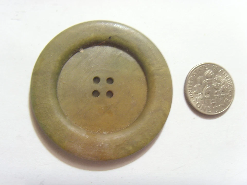 antique large 43 mm early plastic or Bakelite collector button 52359 - Image 3 of 3