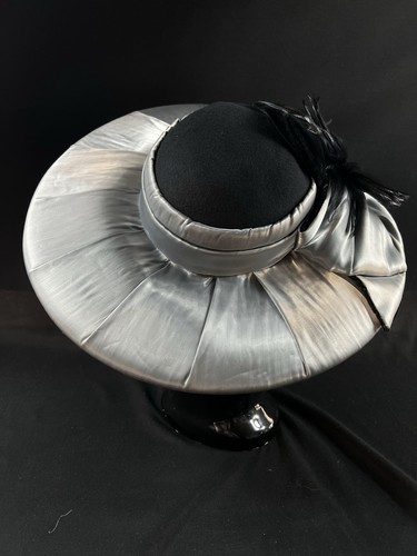 Vintage Hi’s Classic Wide Brim Church Hat – Silver & Black Bow, Feathers - Foto 3 di 7