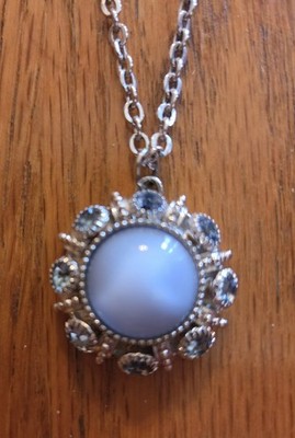 VTG AVON Moon Magic Pendant Necklace Blue Cabochon & 8 Rhinestones Blue 24''Chain