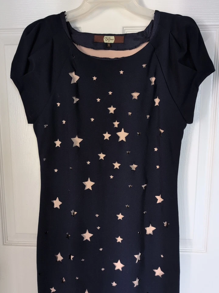 Vestido Eva Franco Patriótico Azul Marino Sobre Desnudo Estrellas Recortadas Lápiz Movible 4 Foto 3 de 4