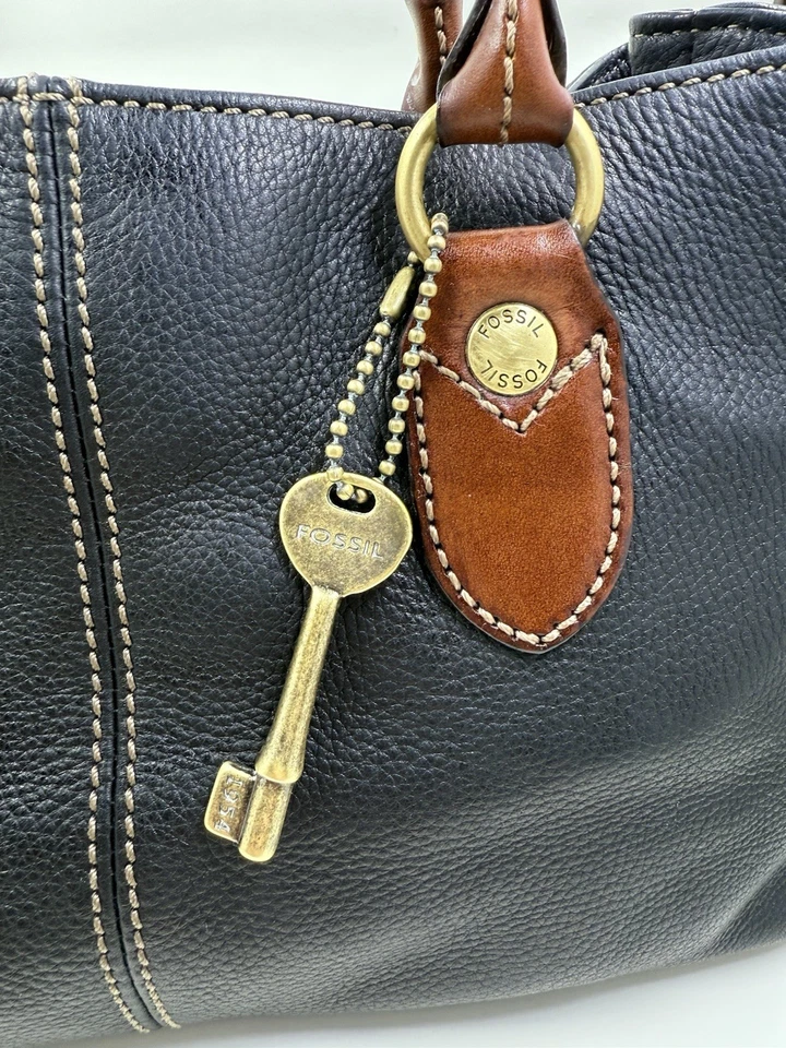 Bolso de Mano Vintage Fossil Cuero Negro con Borde de Cuero Marrón con Dije de Llave Foto 2 de 4