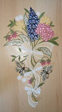 Fensterbild Blumenstrauß mit Schmetterlingen aus Plauener Spitze