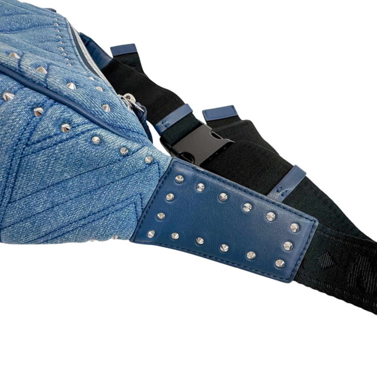 MCMのデニムコレクション スタッズ キルティング ボディバッグ　ウエストバッグ MCM Denim Collection Quilted Studs Body Bag/Waist Pouch in Blue